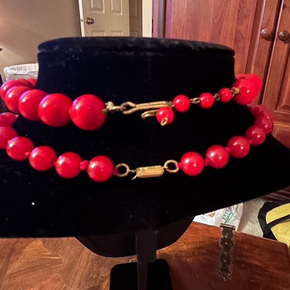 Gorgeous shiny red opaque glass round bead hand-knotted vintage necklaces - Picture 3 of 3